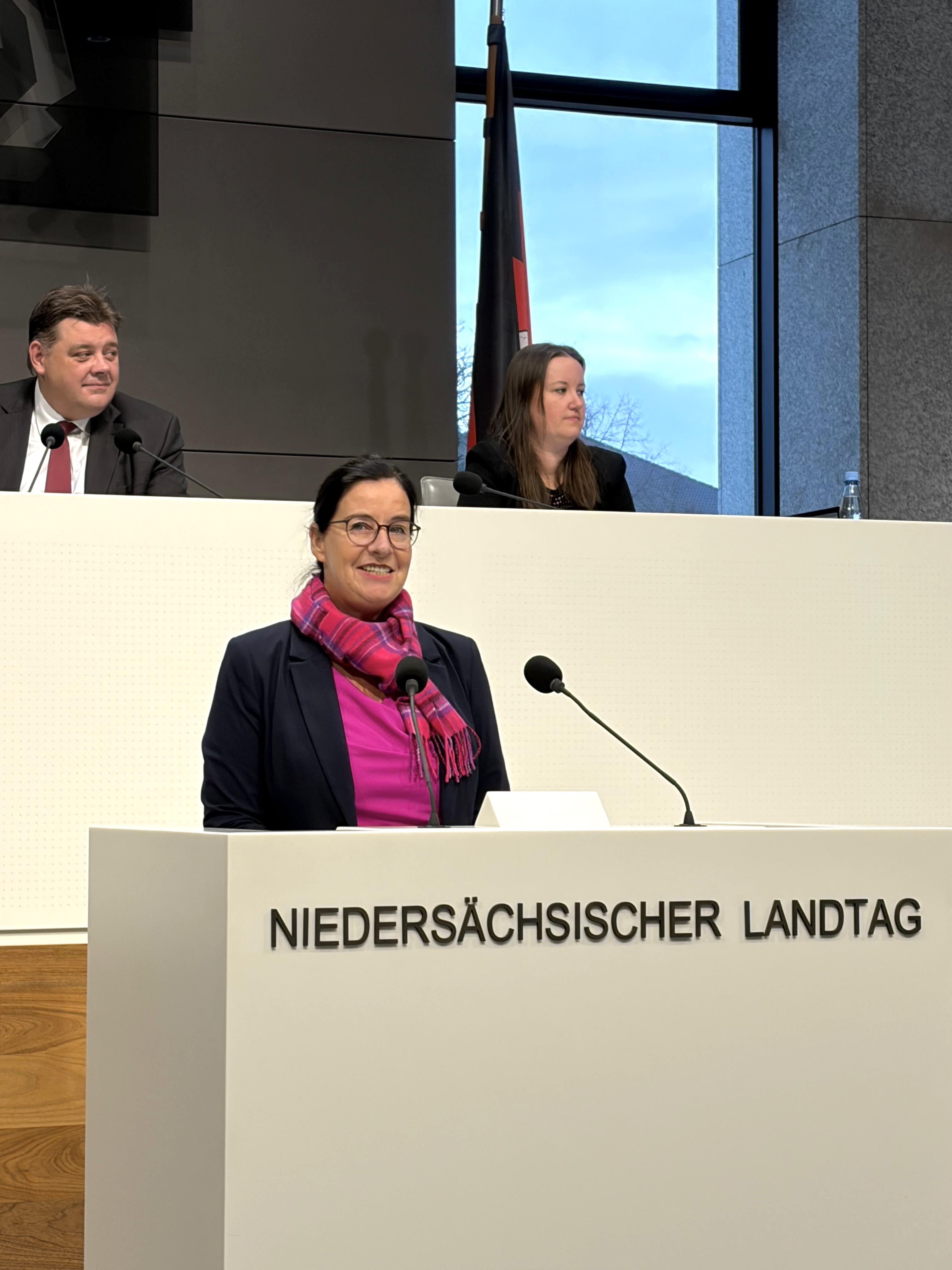 Veronika Bode MdL am Rednerpult im Plenarsaal.